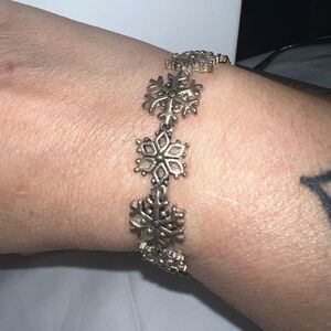 Vintage Silver Tone Snowflake Magnetic closure Wreath Charm Bracelet
